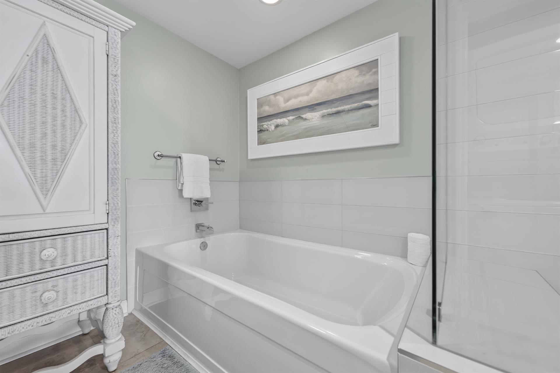 044Master Bathroom Aside