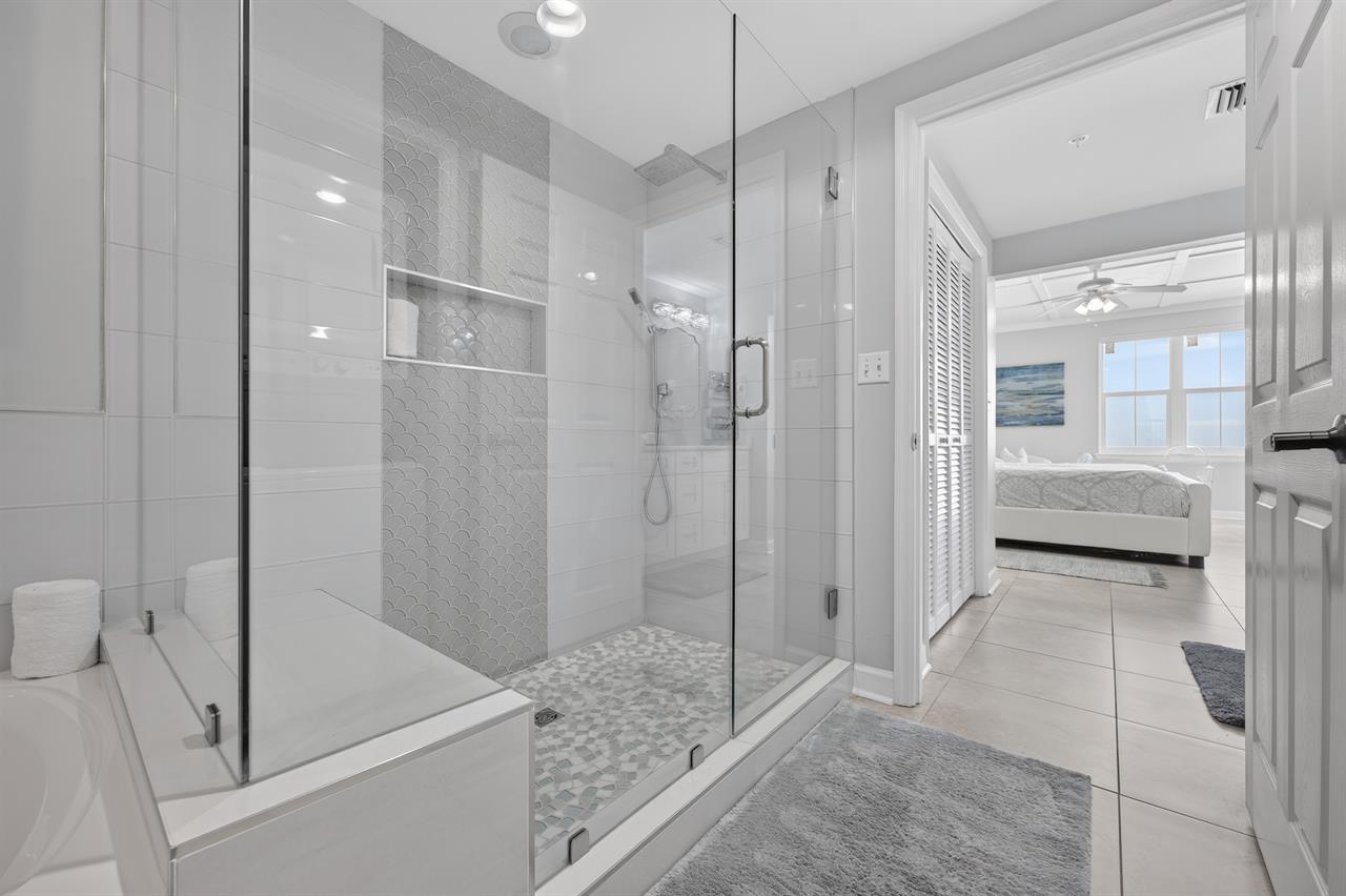 045Master Bathroom Aside