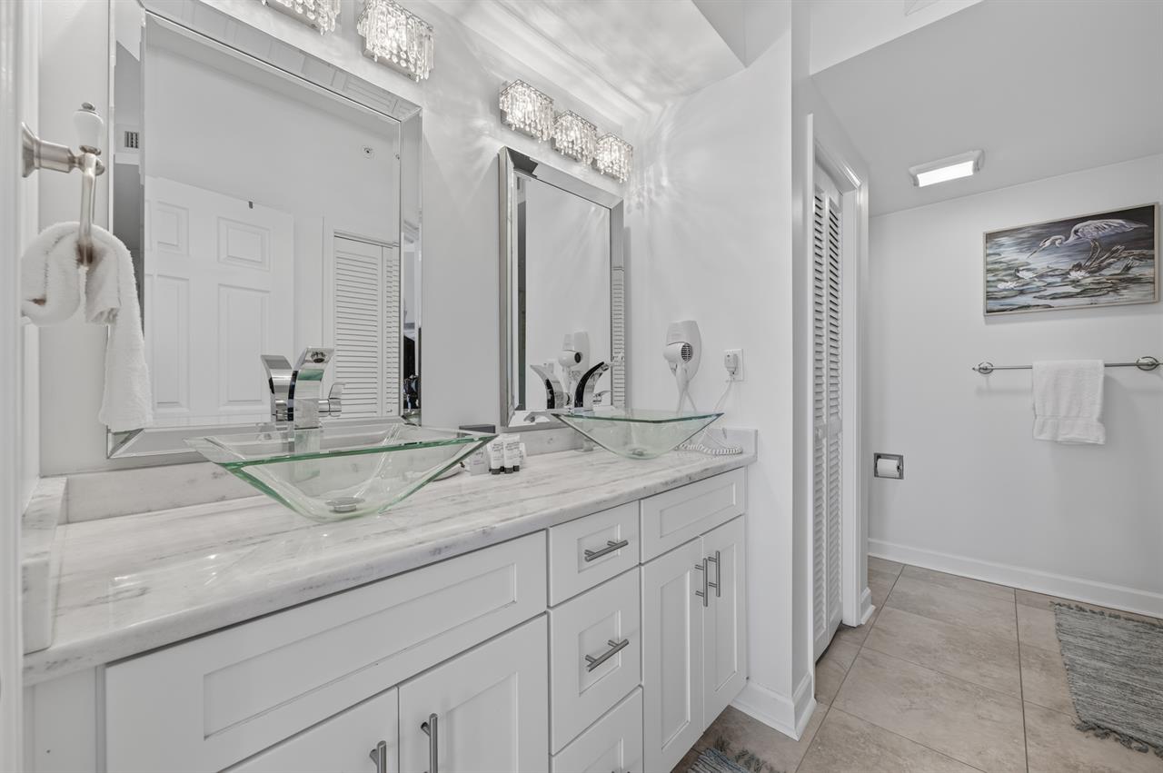 087Master Bathroom Bside