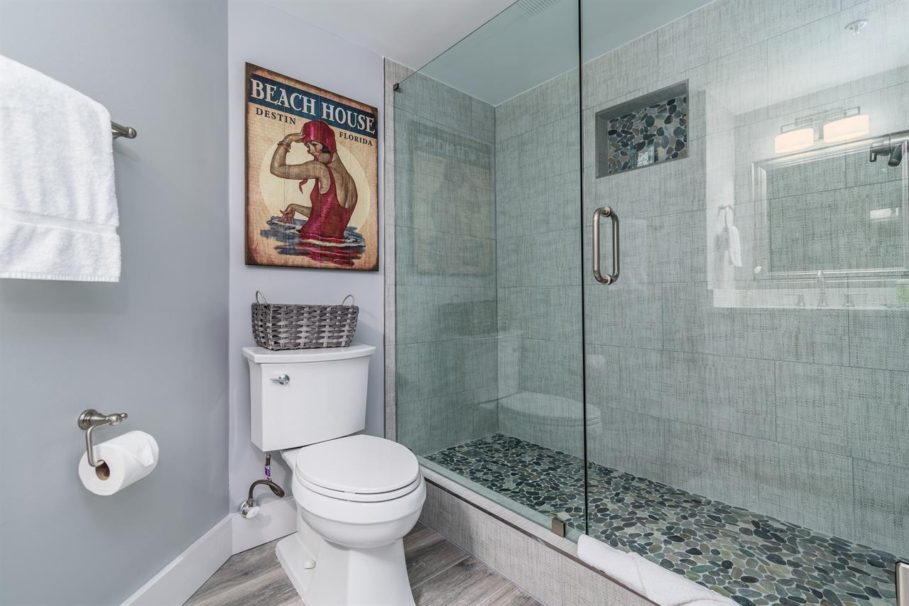 Guest Bathroom  2nd floor