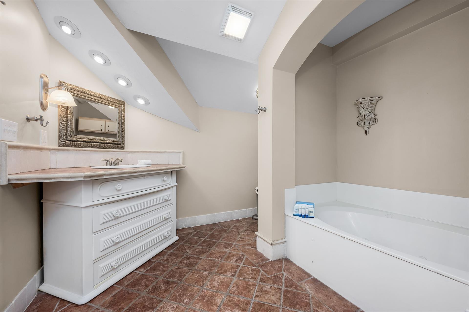 Master Bathroom  2nd floor