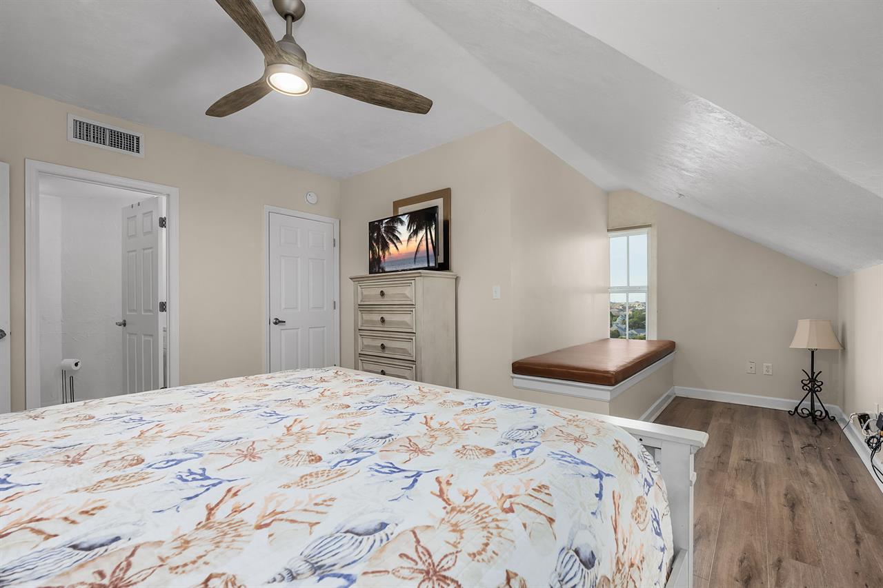 Guest Bedroom  2nd floor