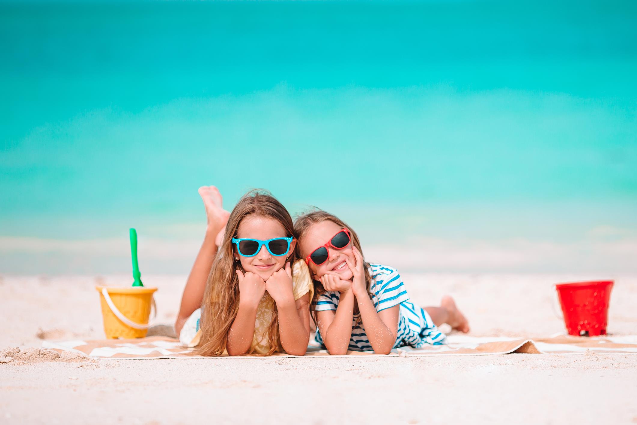 659423 Mom And Daughter On Beach 2