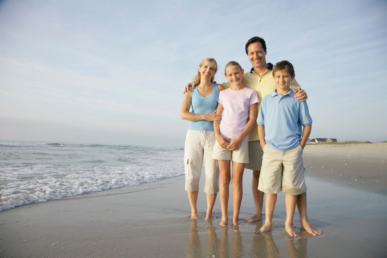 118984 Family At Beach For Fathers Day B