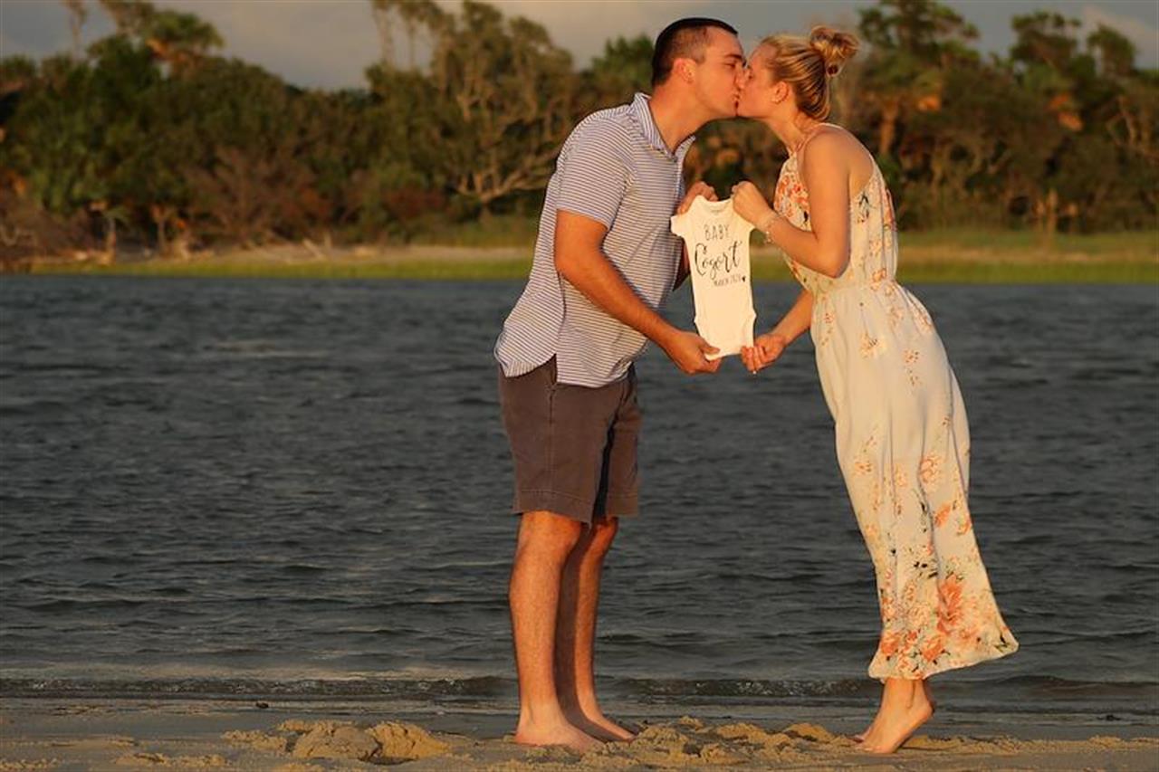 120216 Couplebabyshirtkissingdaniellec B