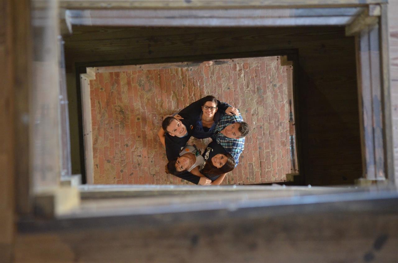 39581 Friendsvisitingbhiintheoffseason B