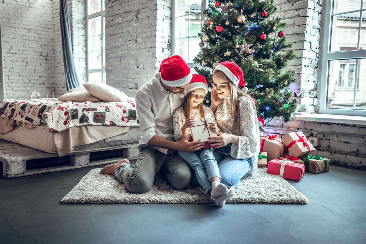 48240 Family Opening Gifts B