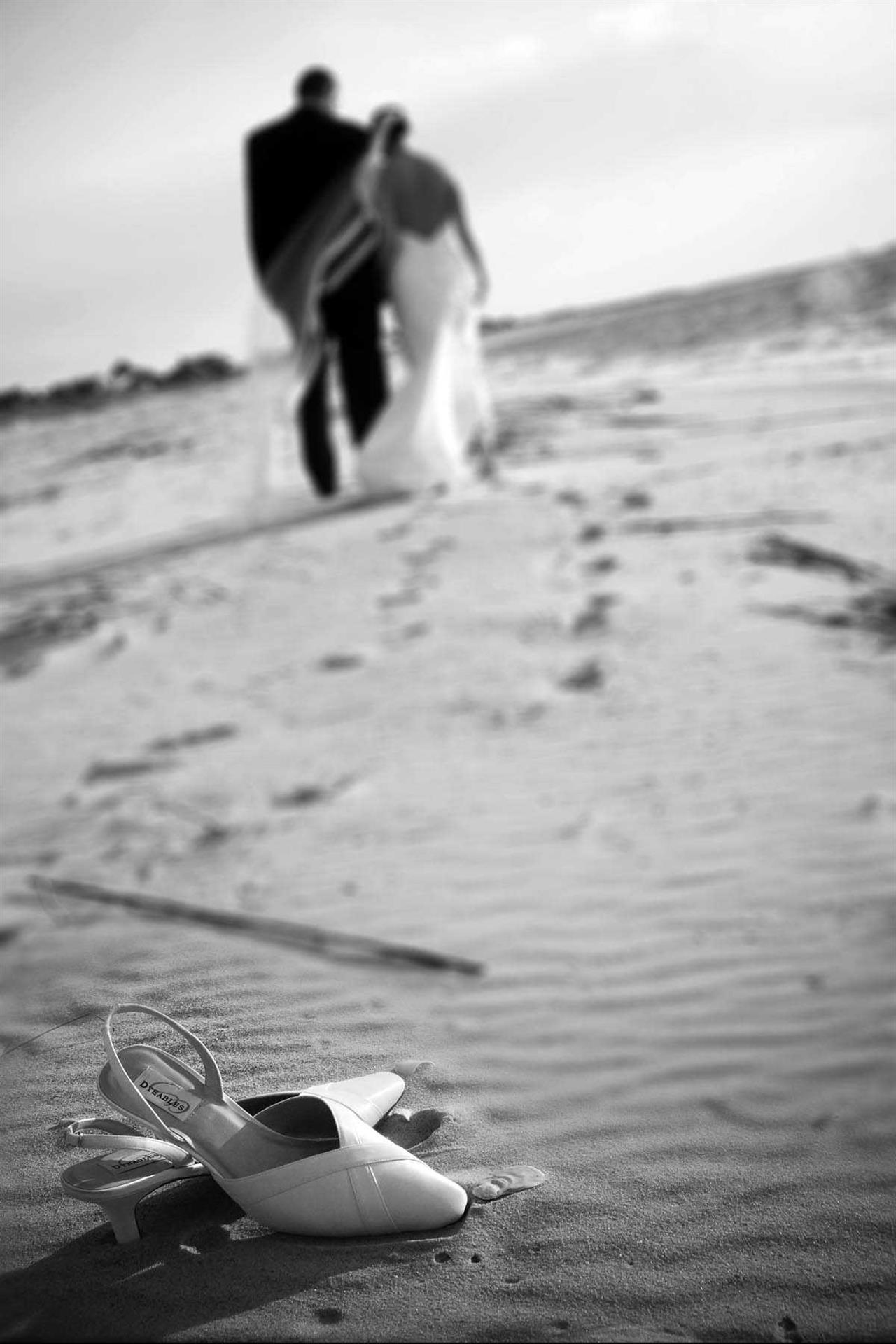 7726 Coupleshoesonbeach B