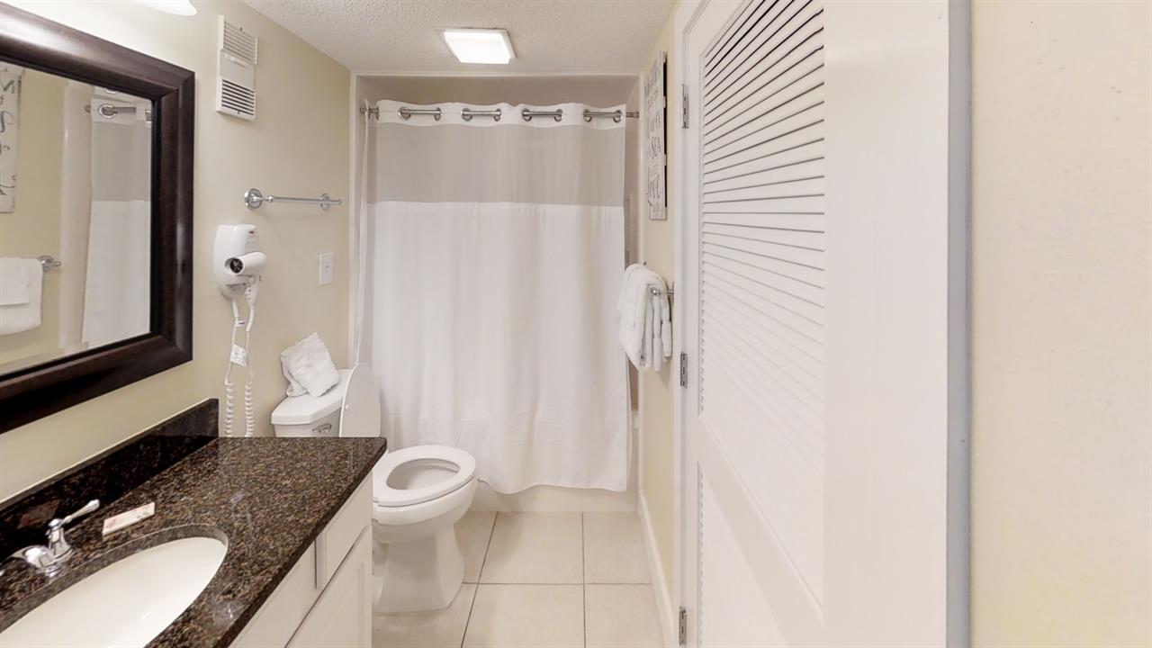 NN3fJbEm85a - Bathroom