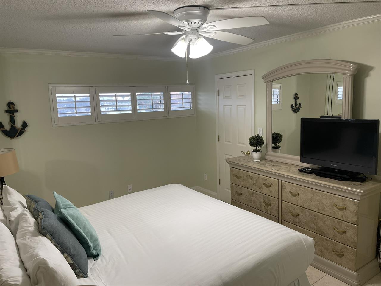 HSRC 214 Bedroom with King Bed  32 TV