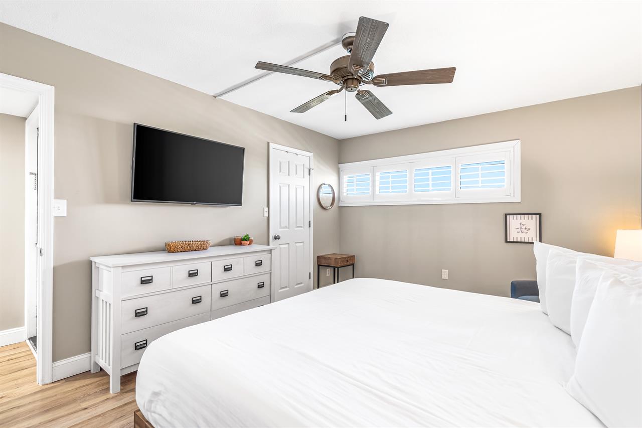 HSRC 706 Bedroom With King Bed