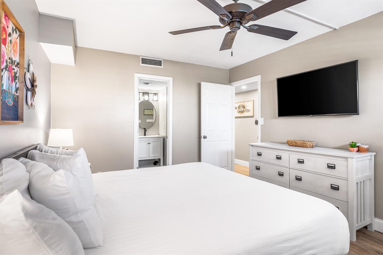 HSRC 706 Bedroom With King Bed