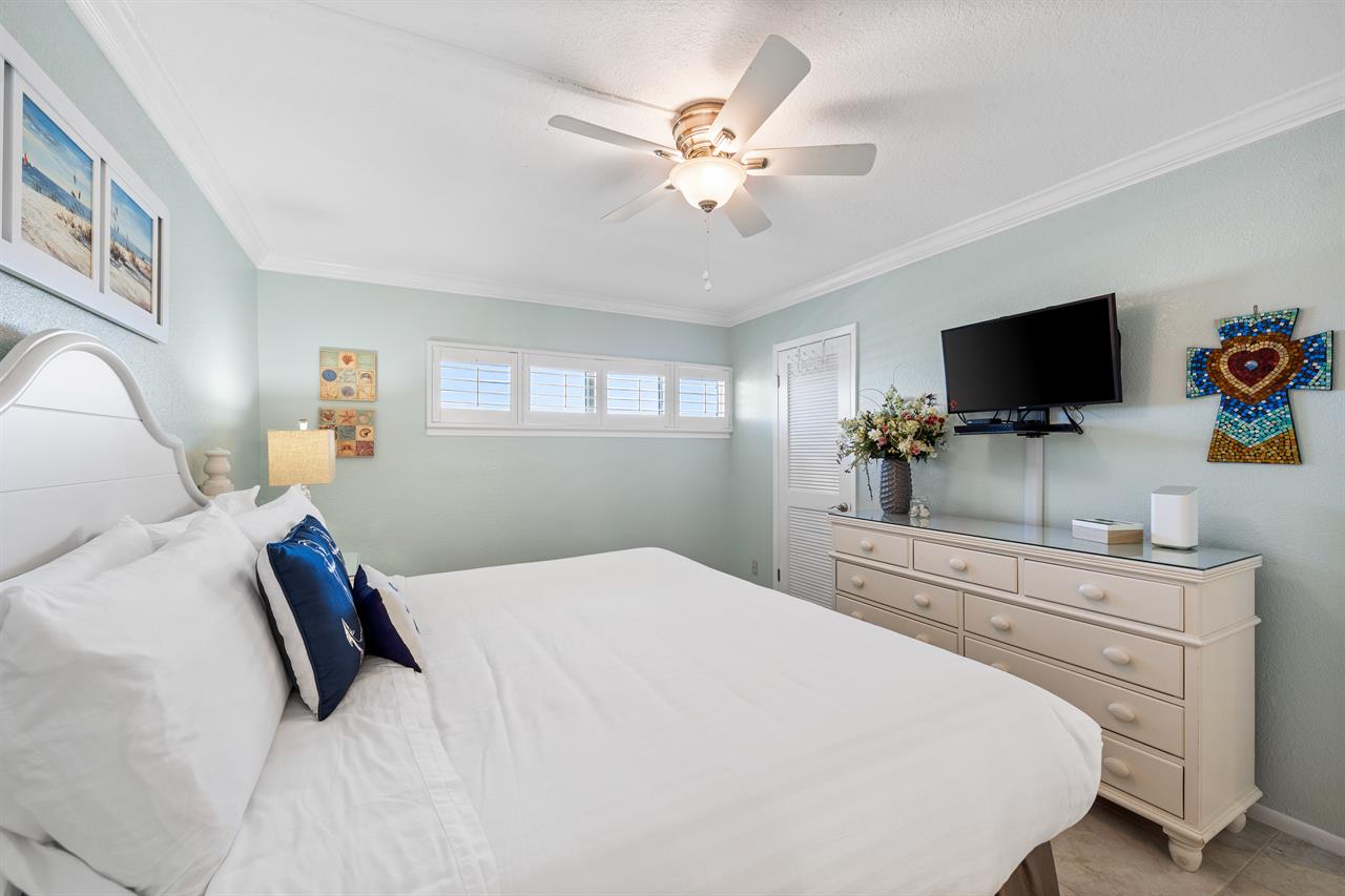 HSRC 316 Bedroom With King Bed