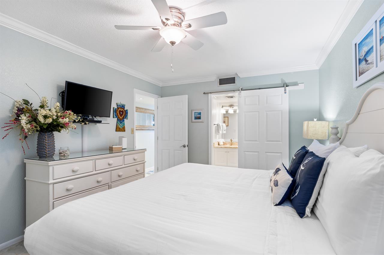 HSRC 316 Bedroom With King Bed And En Suite