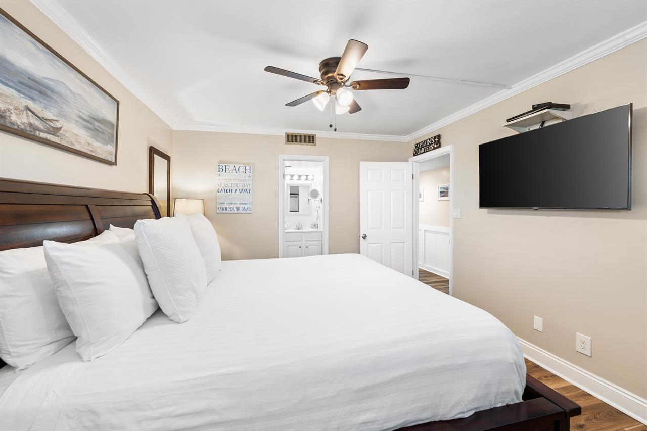 HSRC 712 Bedroom With King Bed