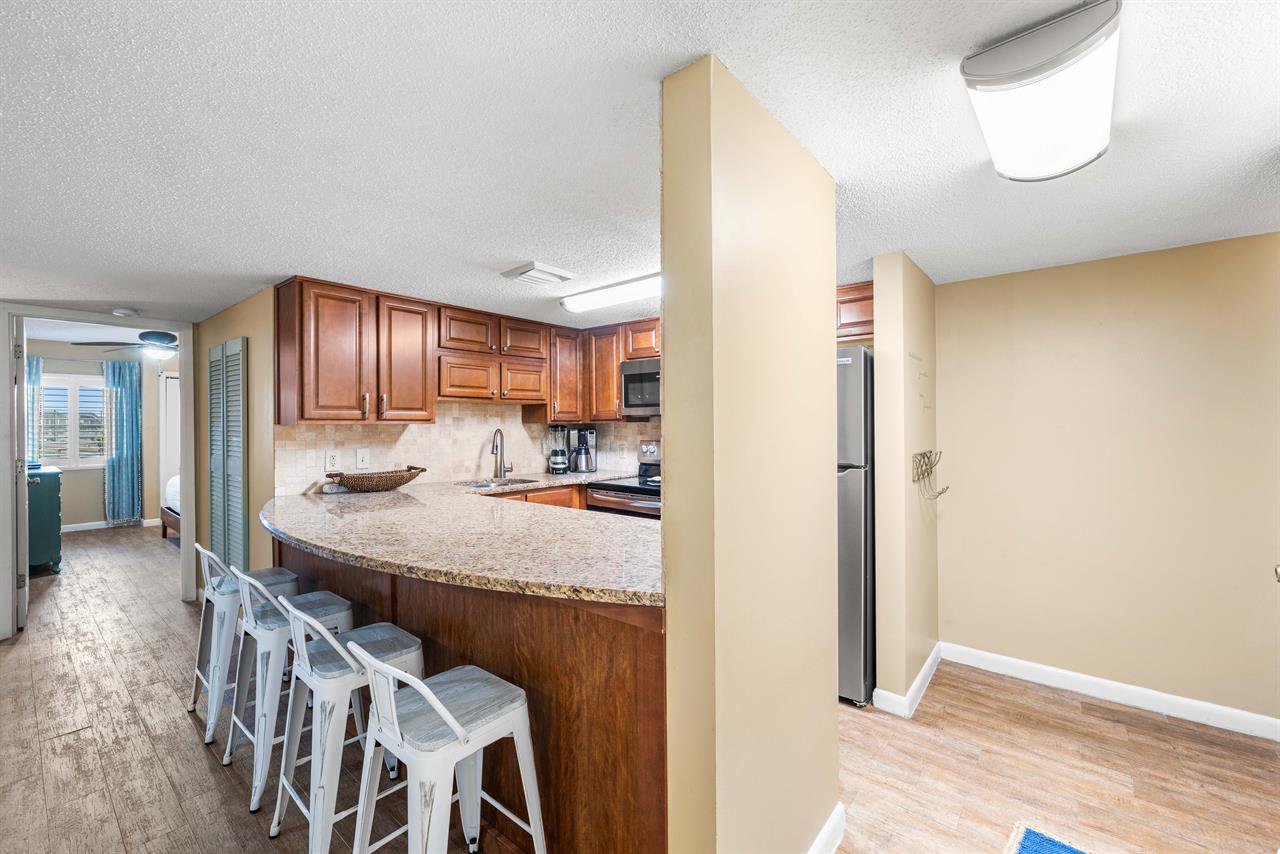 HSRC 119 Breakfast Bar with Four Barstools