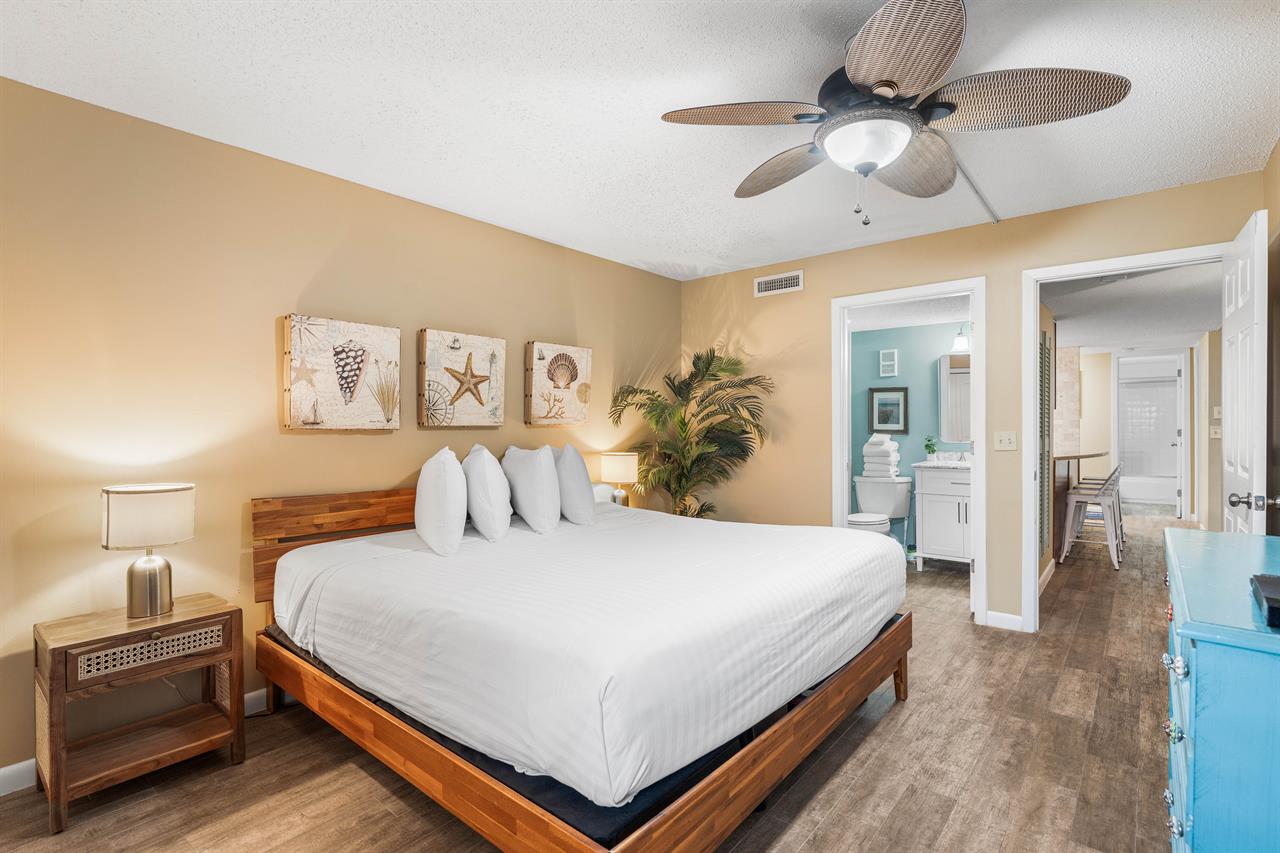 HSRC 119 Master Bathroom with King Bed and Ensuite Bathroom
