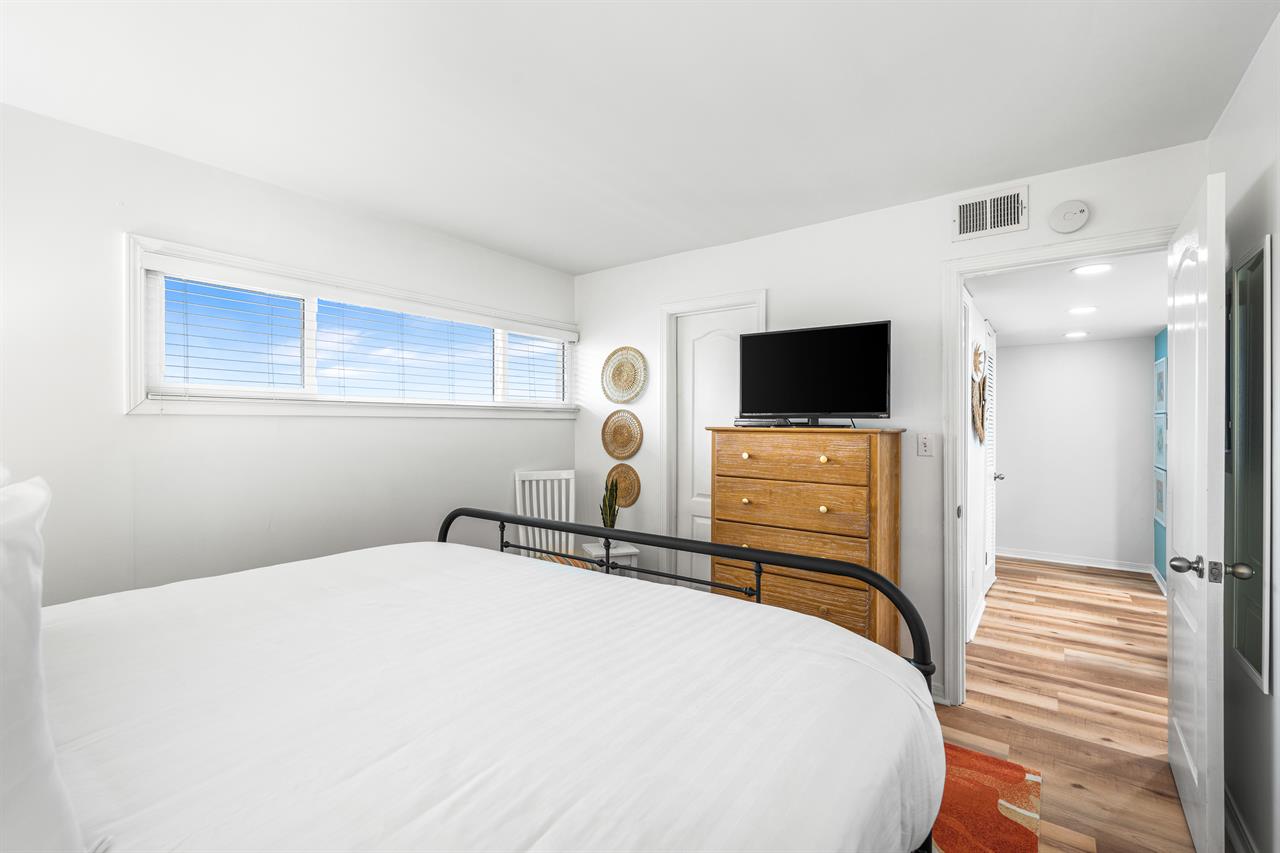 HSRC 604 Second Bedroom With King Bed