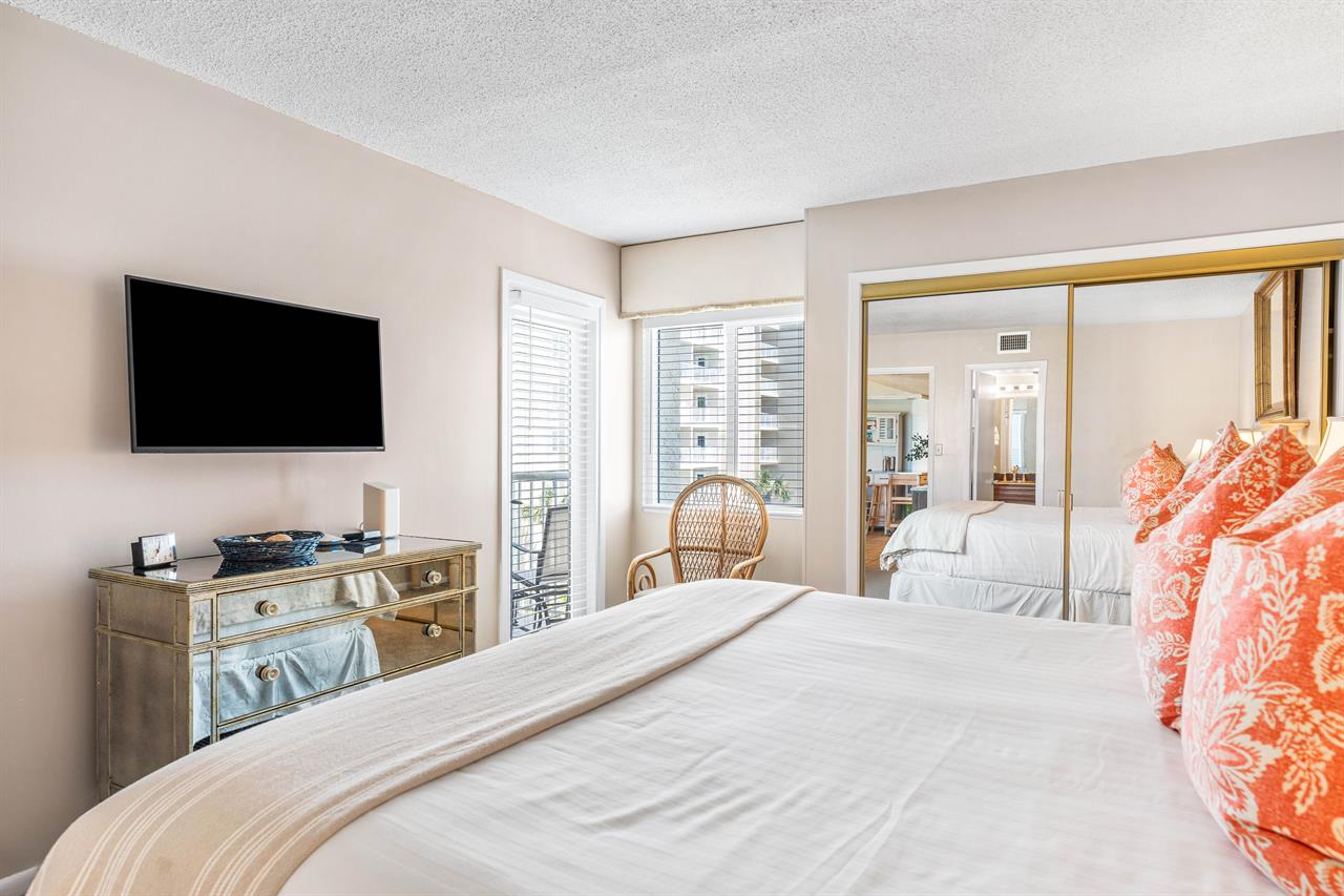 HSRC 408 Master bedroom With King Bed