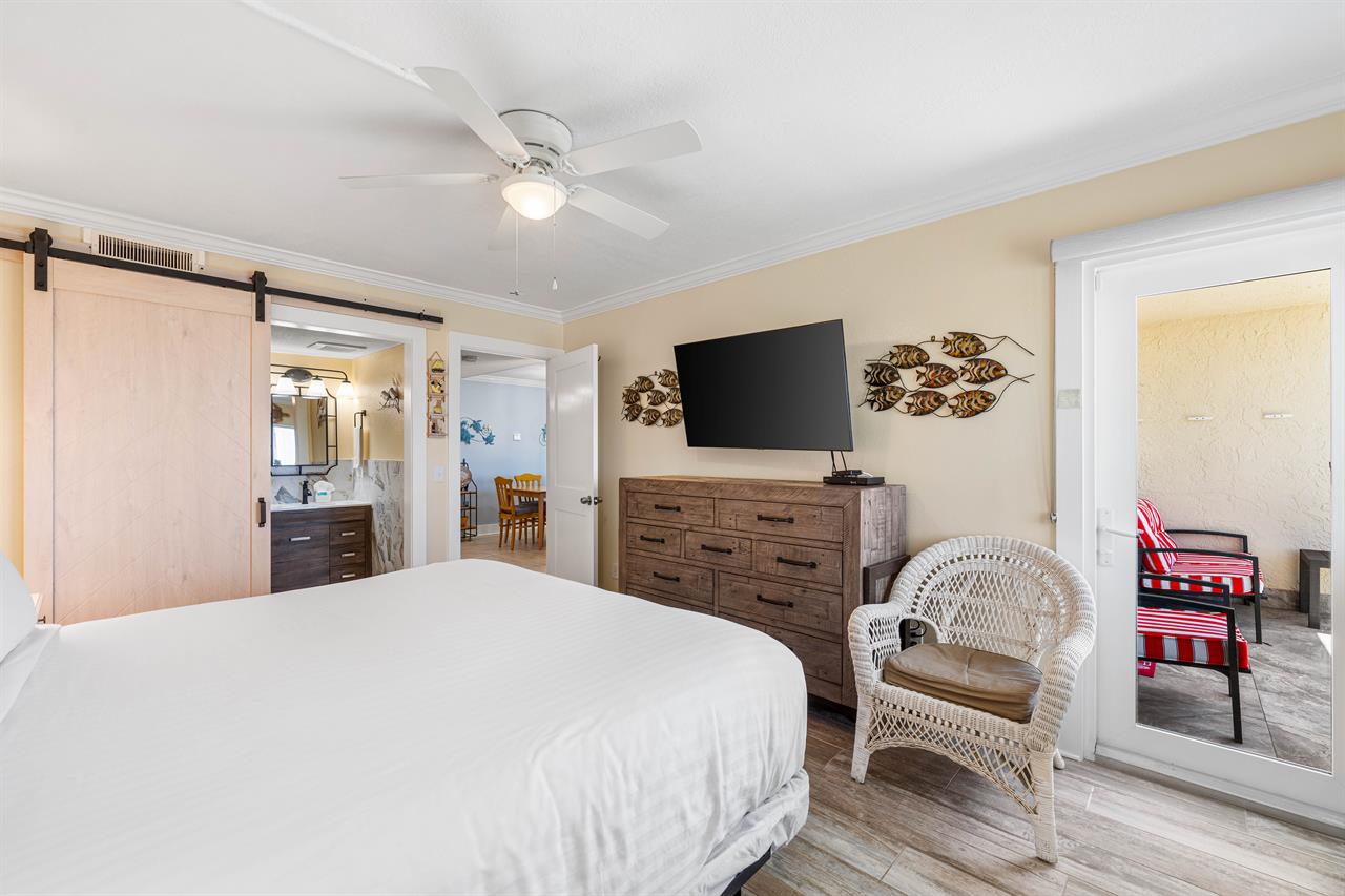 HSRC Master Bedroom King Bed, 55 TV, Balcony Access, Ensuite B