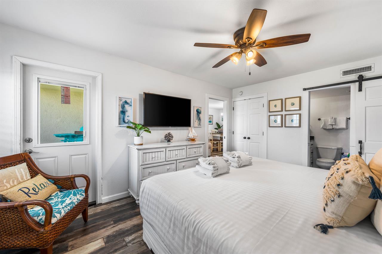 HSRC Master Bedroom King Bed, 50 TV, Ensuite Bathroom