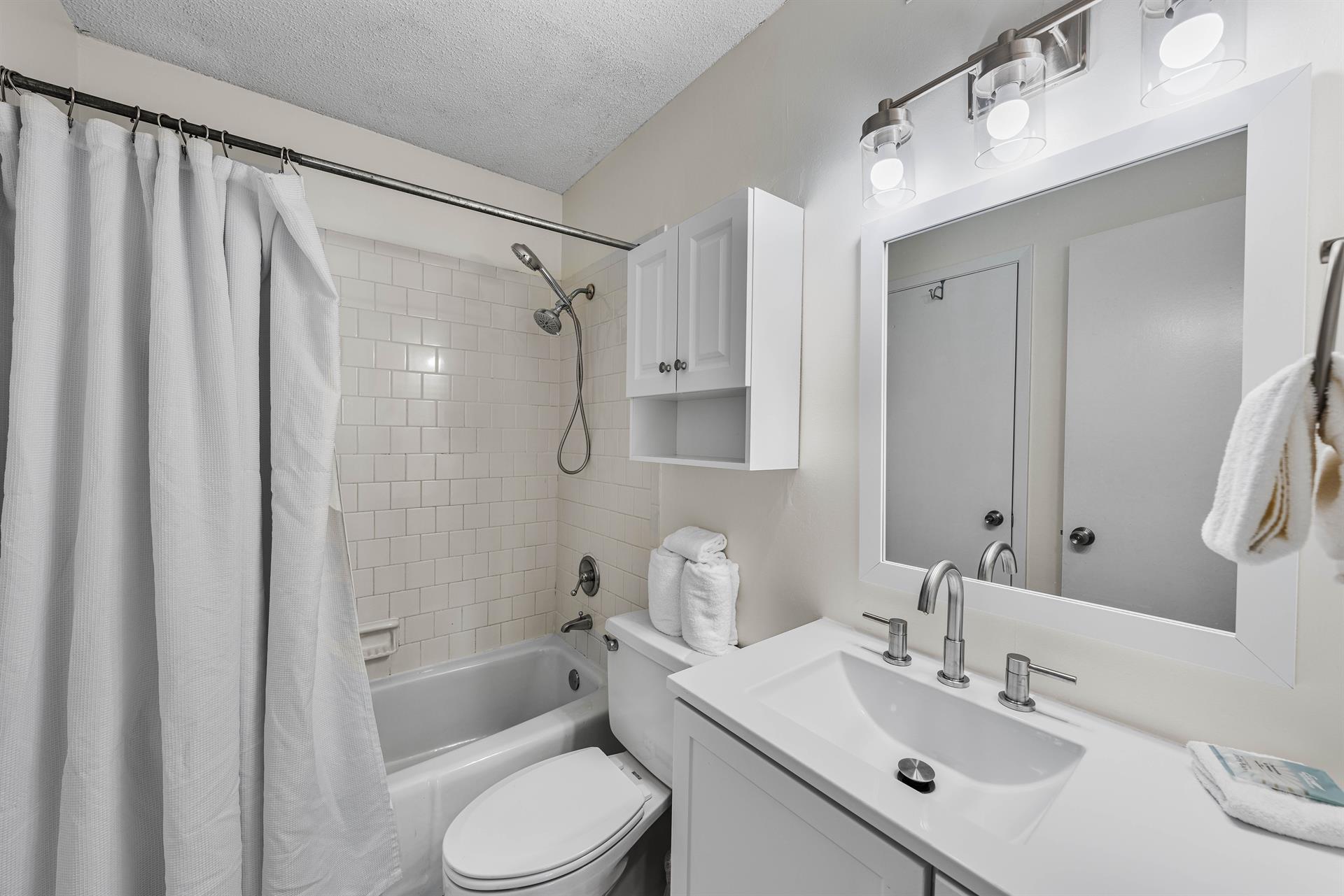 Guest Bathroom with showertub combo