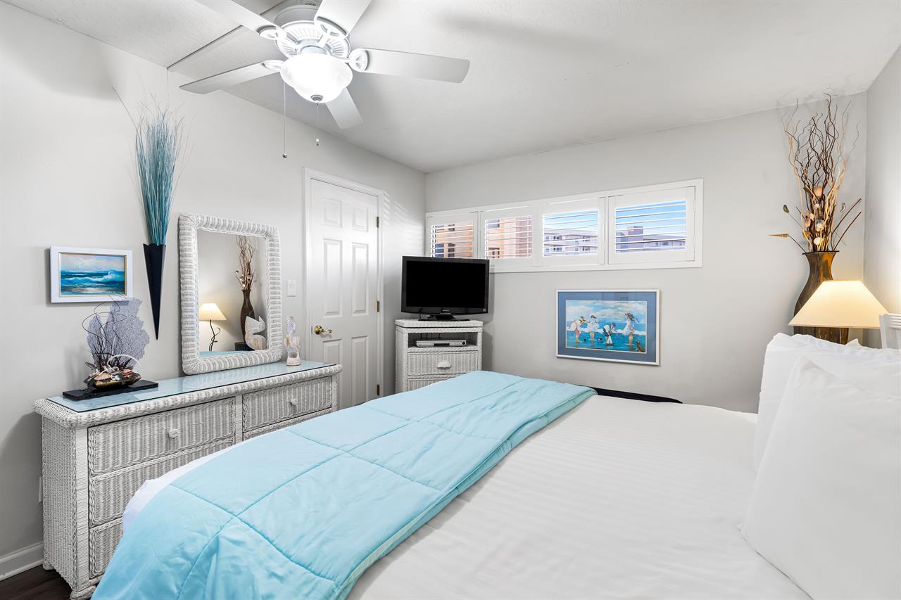 HSRC Bedroom with King Size Bed  32 TV