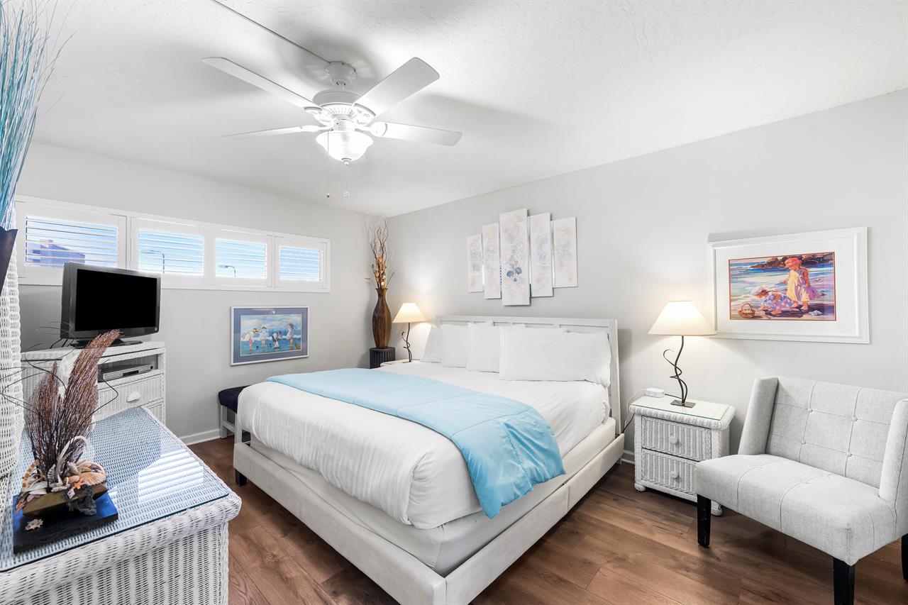 HSRC Bedroom with King Size Bed  32 TV