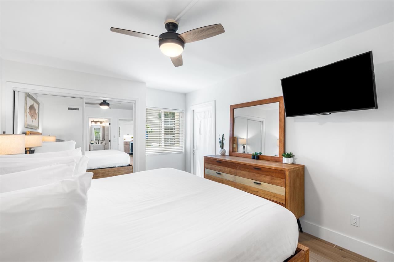 HSRC Master Bedroom with 40 TV  King Bed