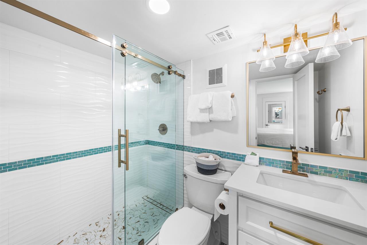 Master Bathroom with walkin shower