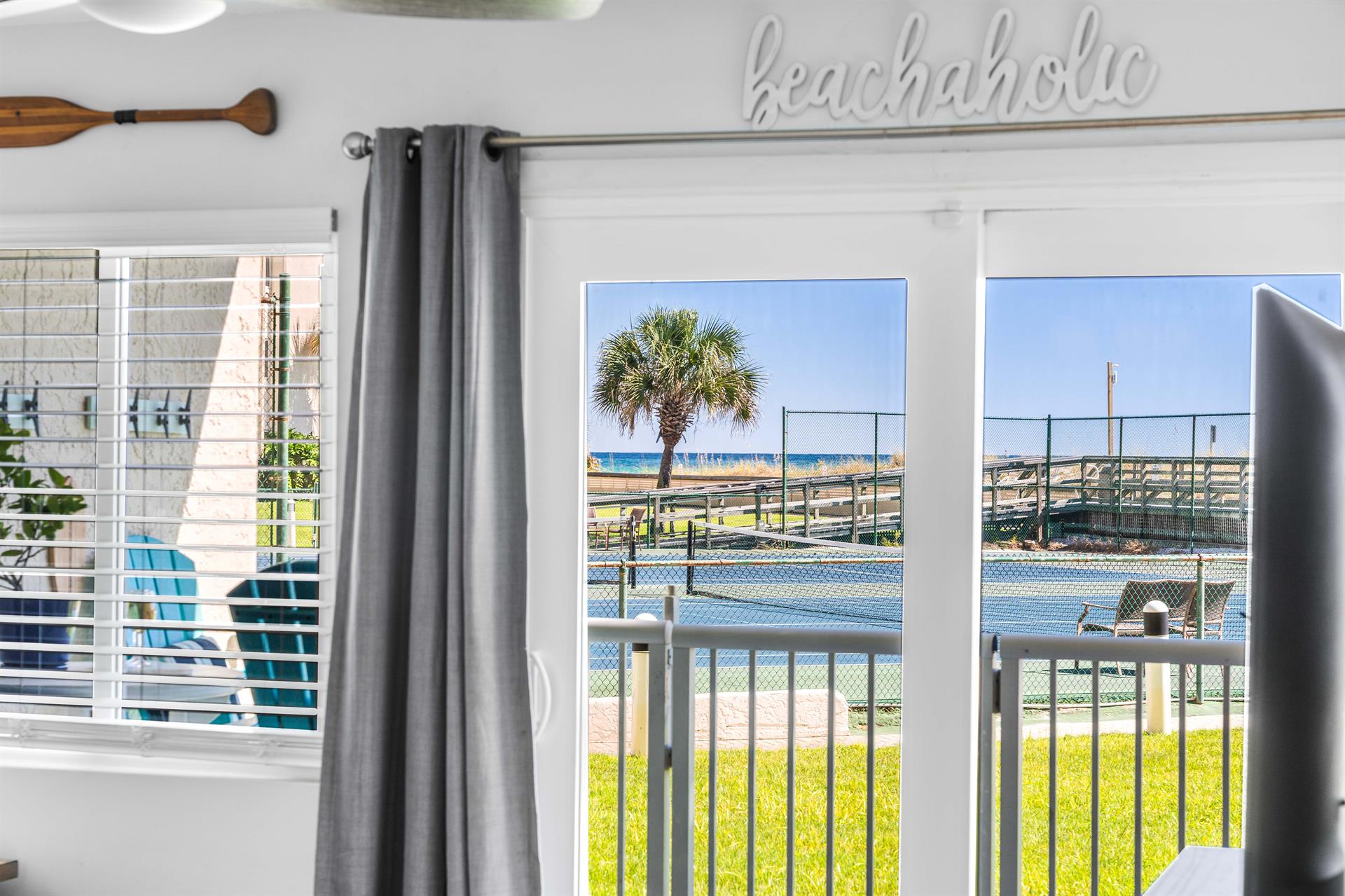 Private groundfloor balcony with direct beach access through gr