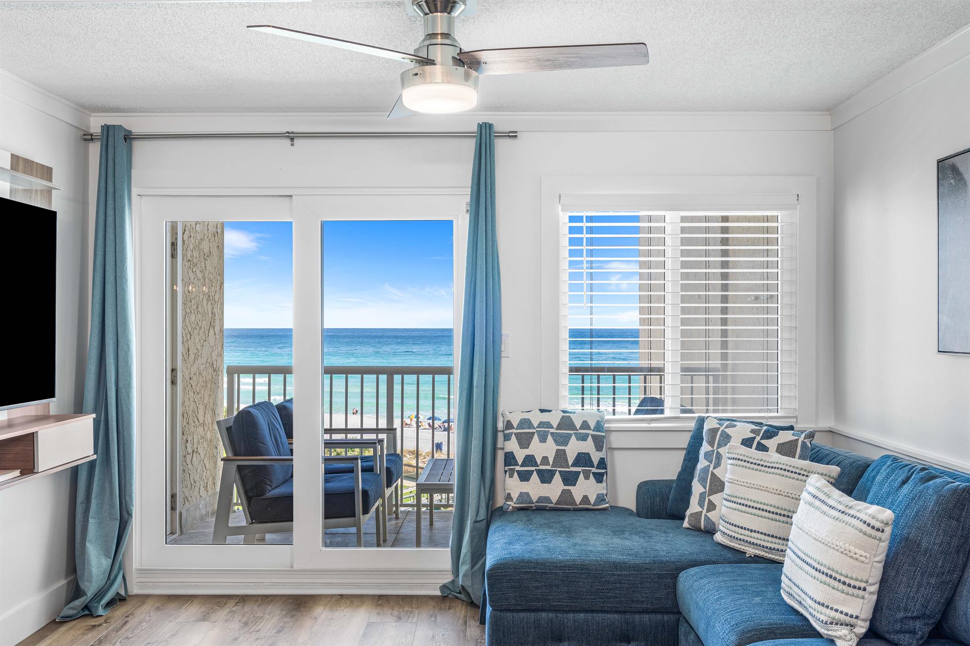 Room for Everyone – Gather together on the oversized sleeper sof