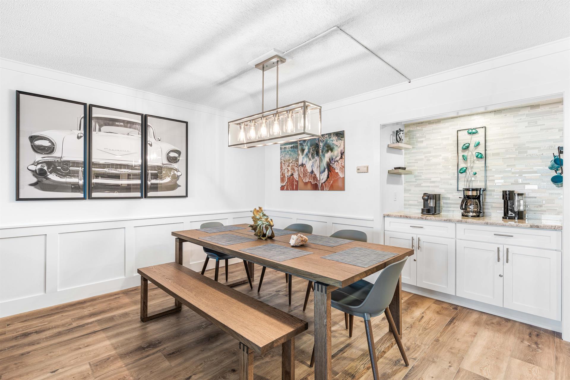 Bright  Inviting – Enjoy meals together around a spacious table