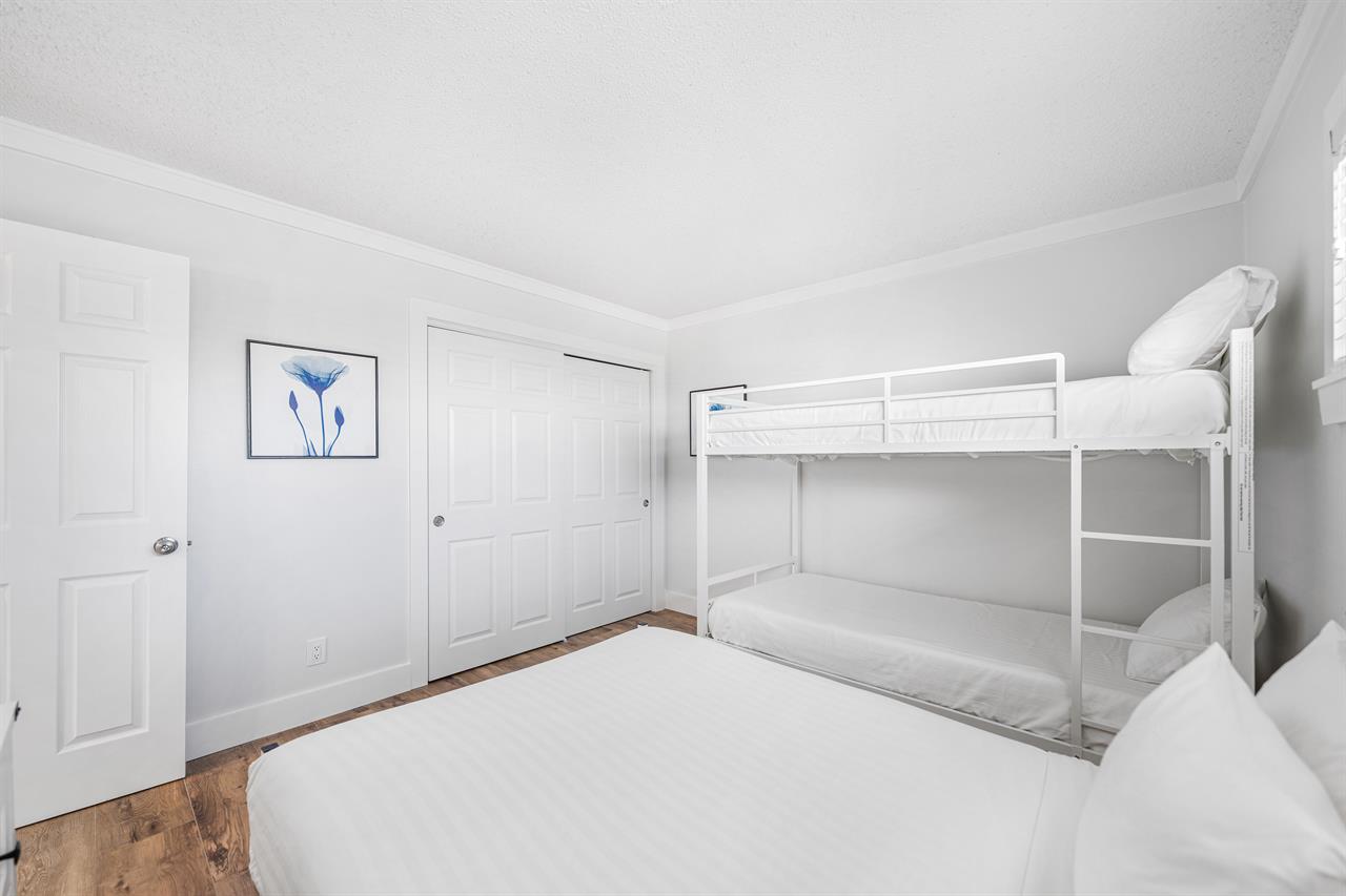 Perfect for Families or Kids – Cozy setup with bunks, full bed,