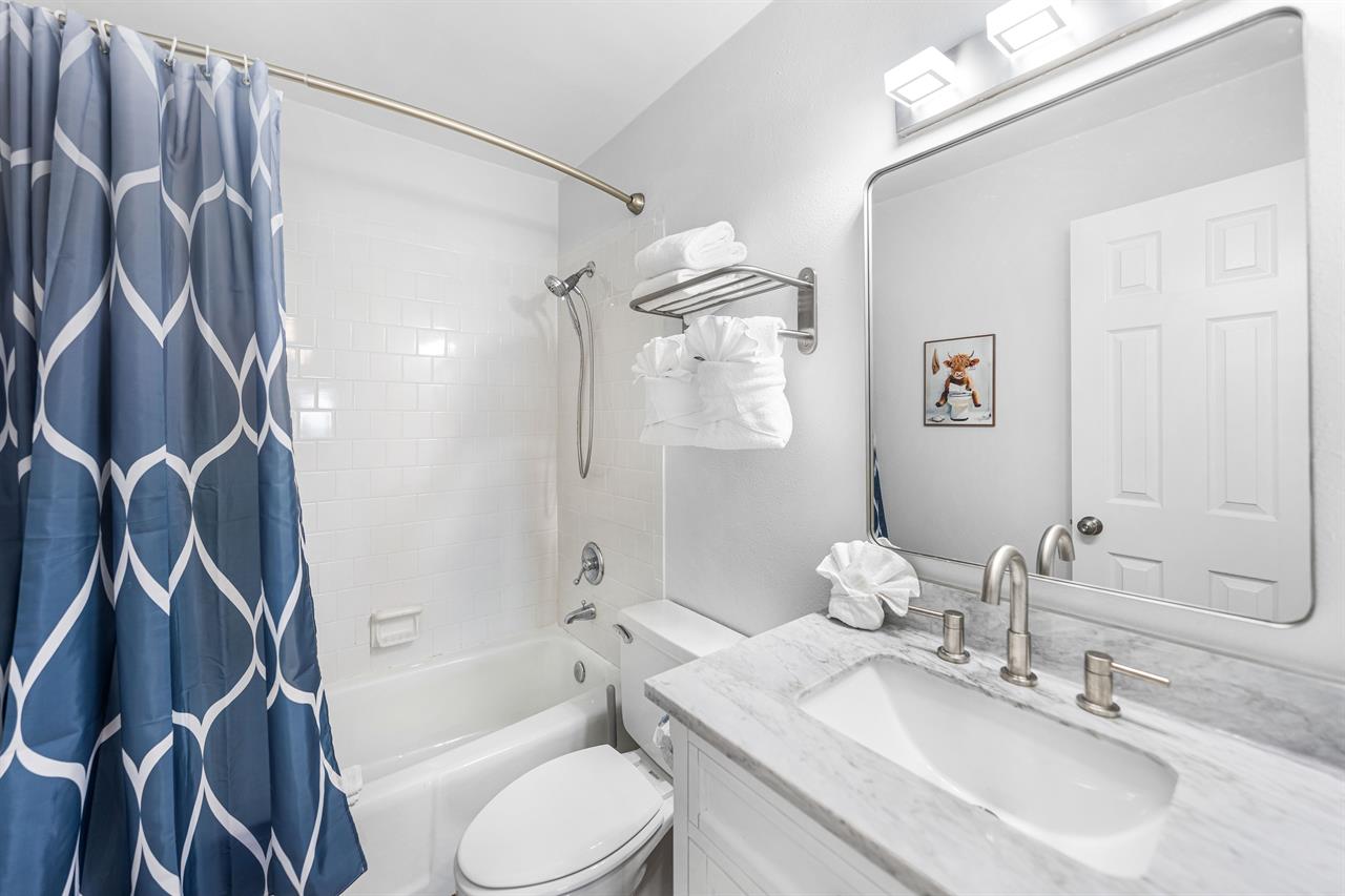 Coastal Comfort – Stylish bathroom with all the essentials, perf