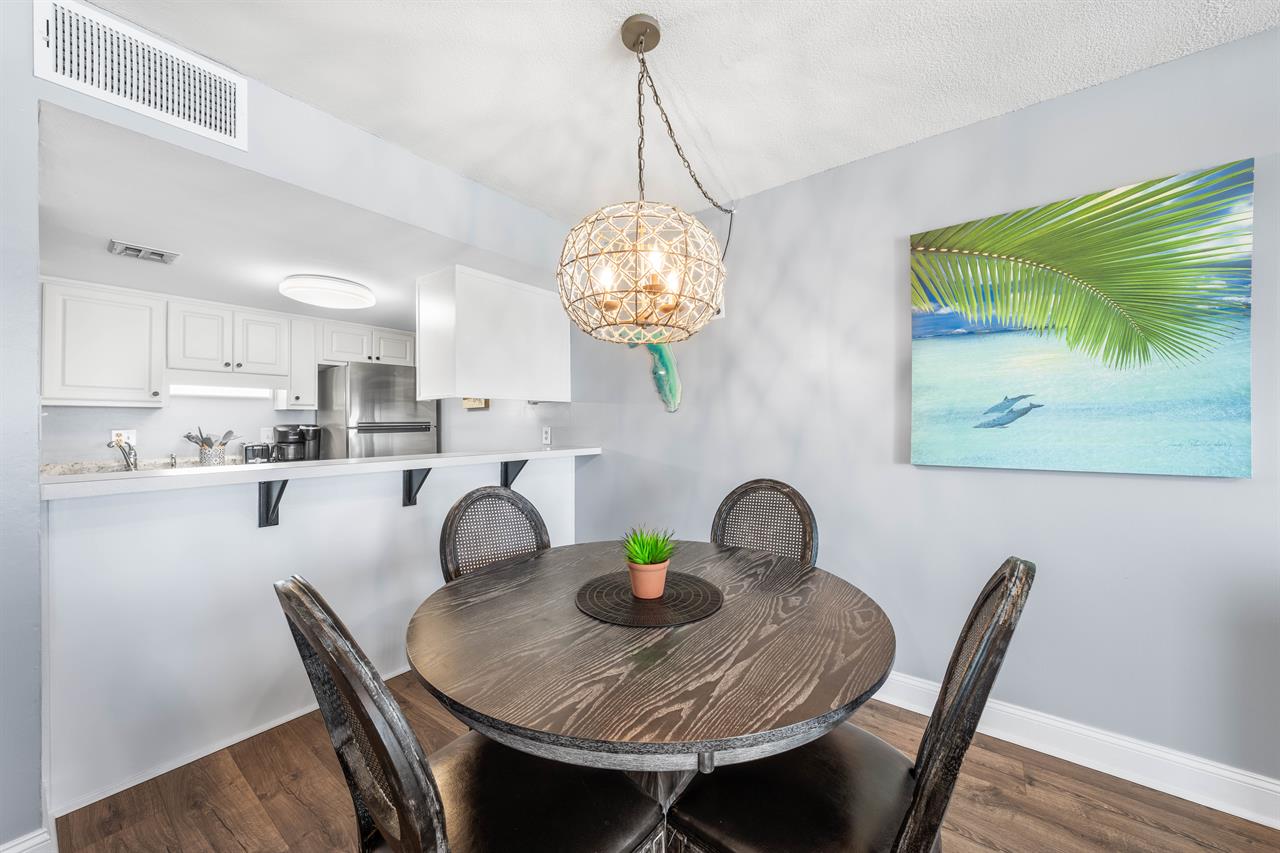 Dining Area and Bar