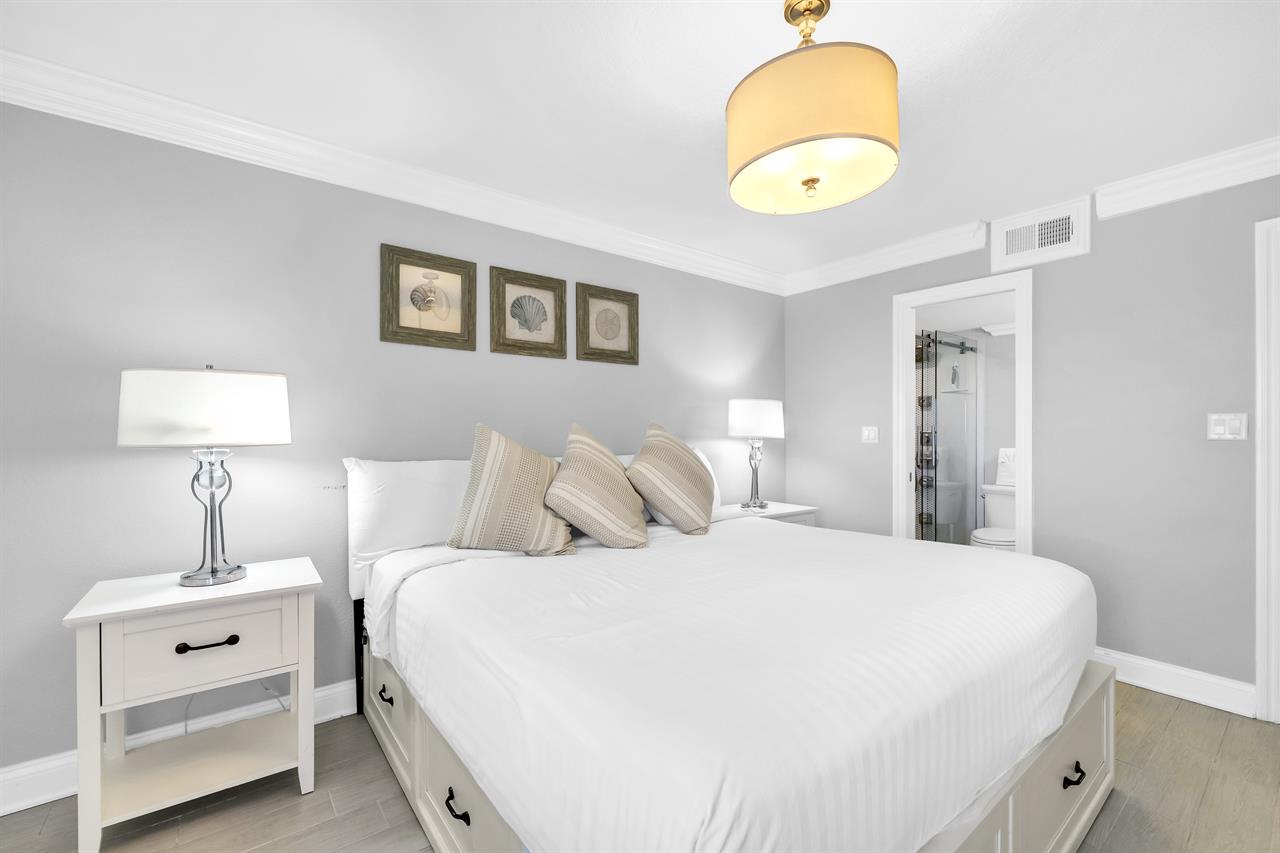 HSRC Master Bedroom with King Size Bed  EnSuite Bathroom