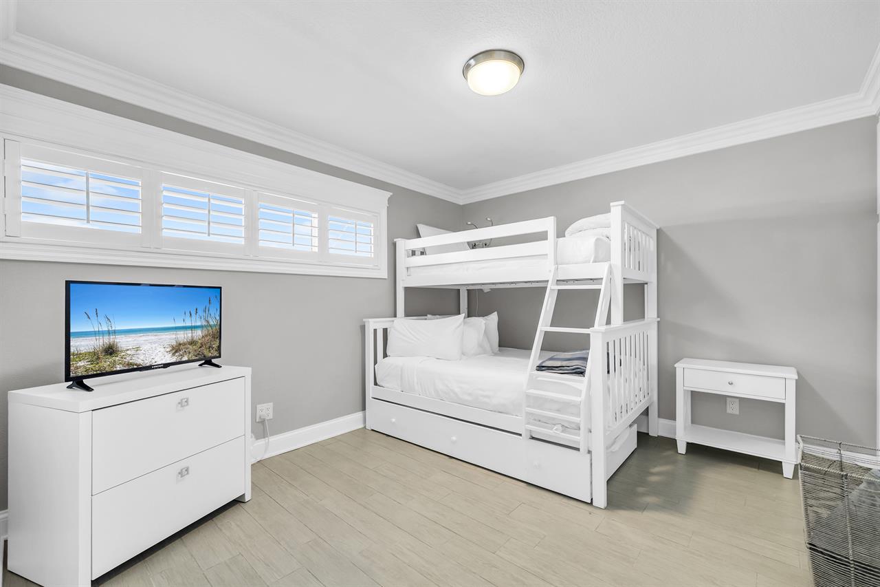 HSRC Guest Bedroom with Twin Over Full Bunk Bed  38 TV
