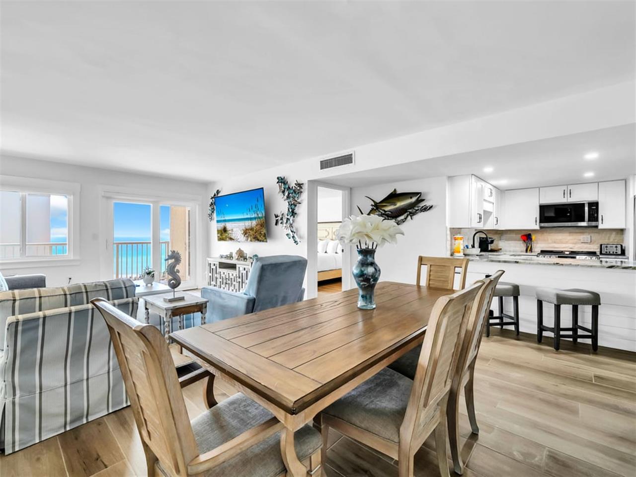 Dining Area with Seating for 6