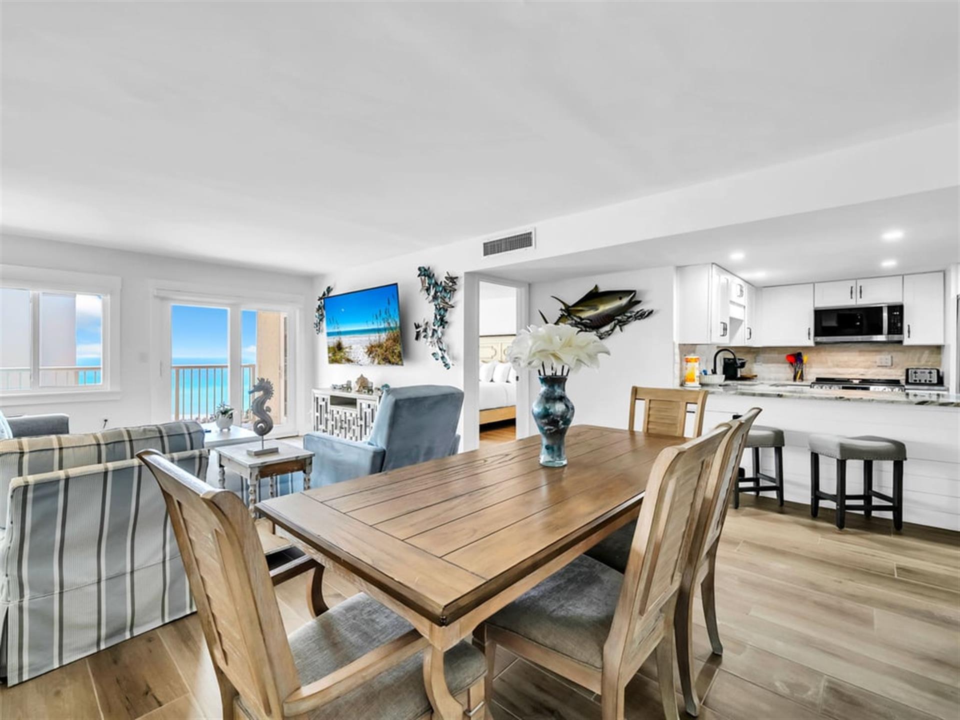 Dining Area with Seating for 6