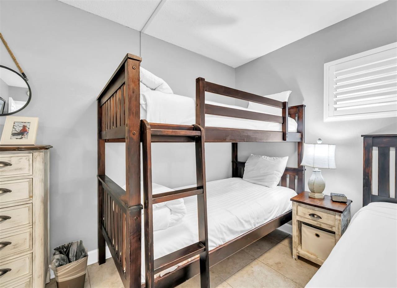 HSRC Guest Bedroom with Two Twin Beds  Queen Size Bed
