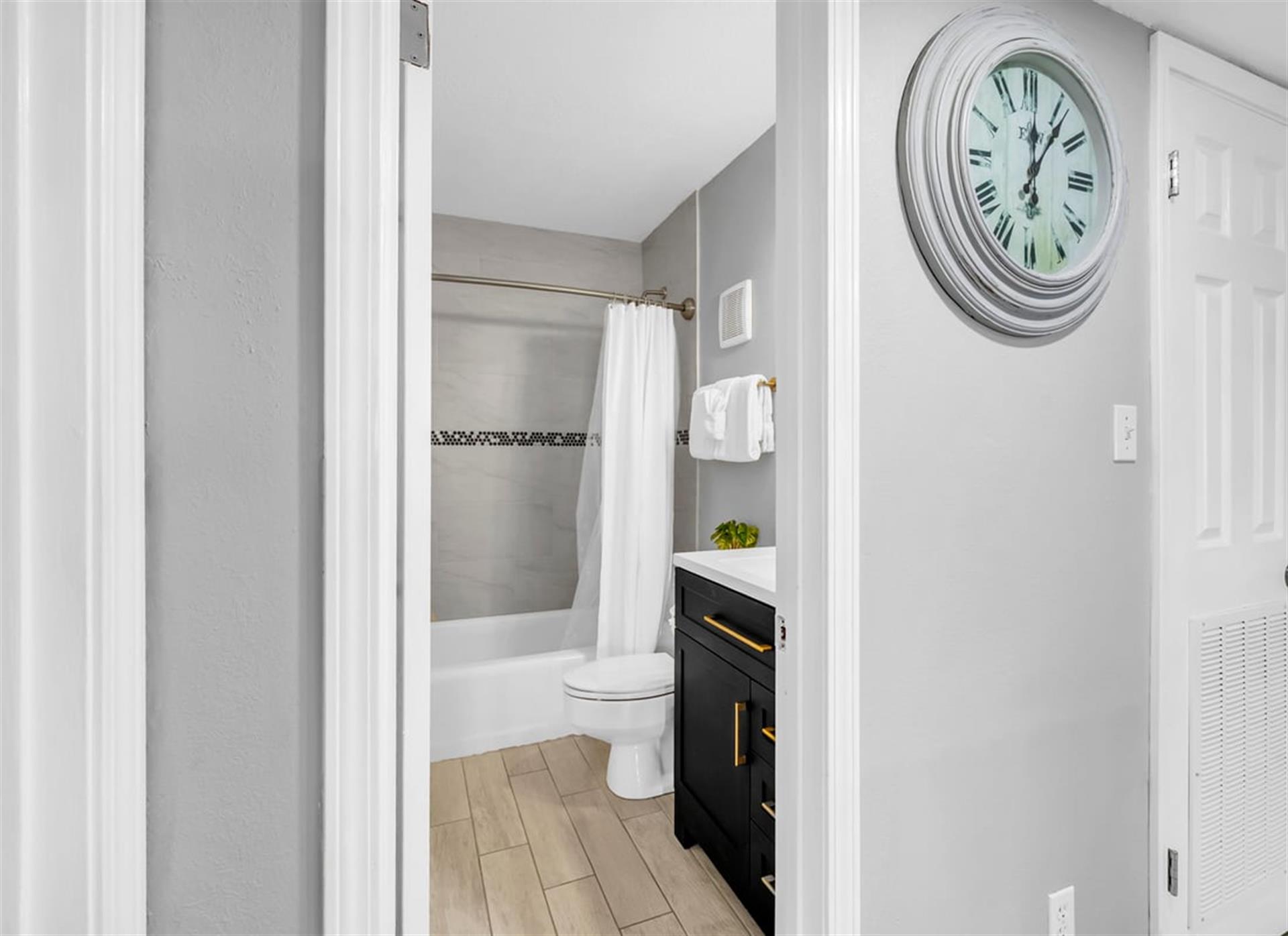 HSRC Guest Bathroom with TubShower Combo
