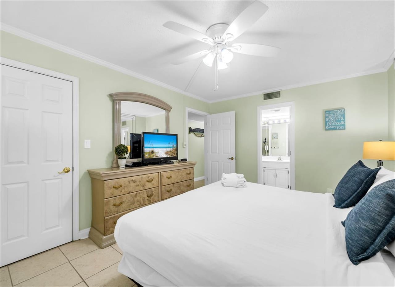 HSRC Bedroom With King Bed, 32 TV,  EnSuite Bathroom