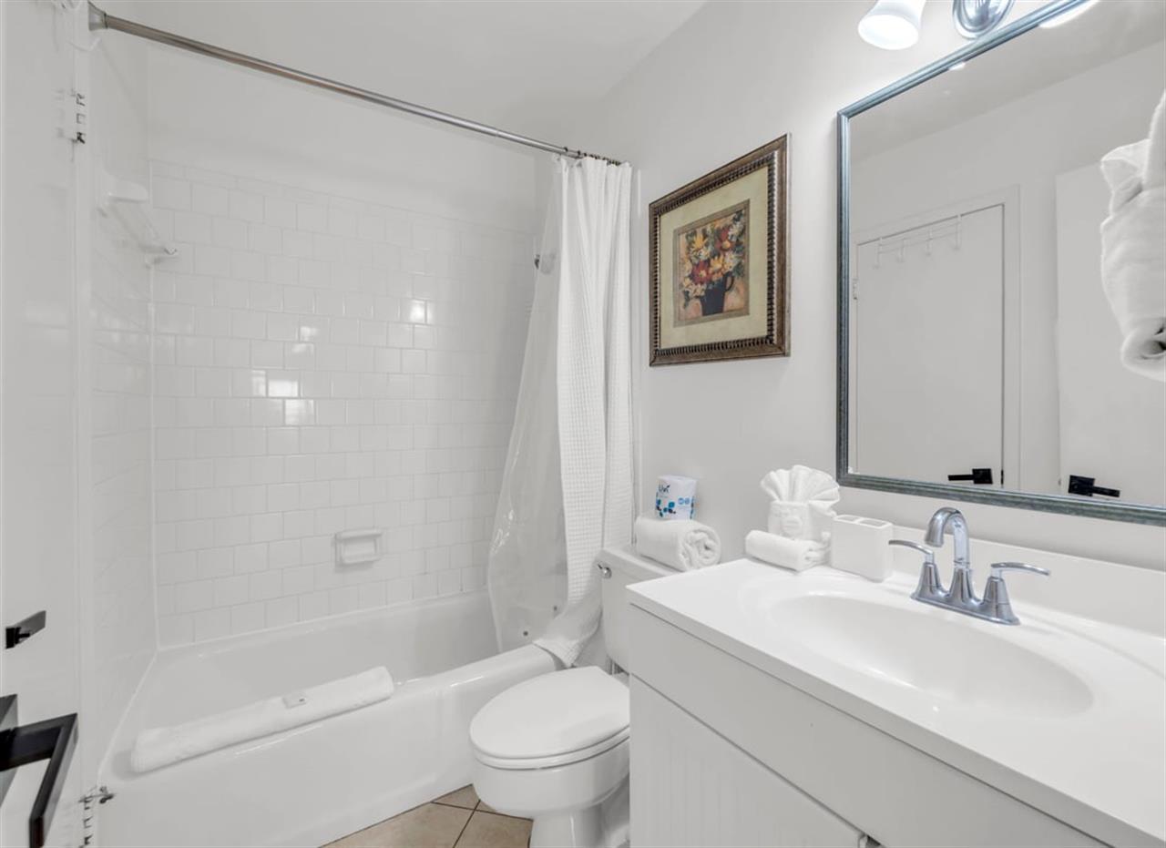 HSRC 517 Guest Bathroom with ShowerTub Combo