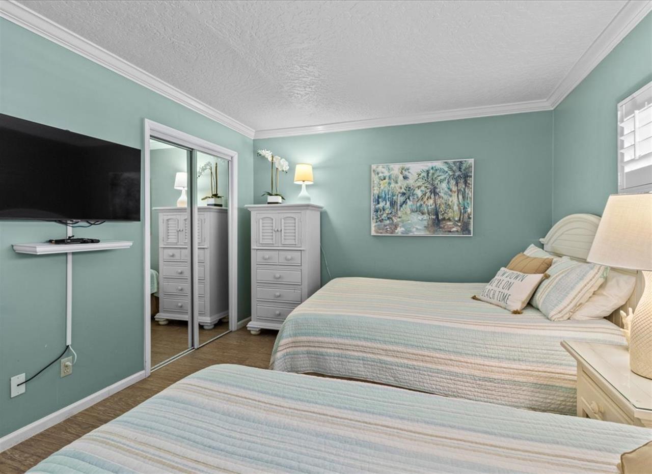 HSRC 204 Second Bedroom With Queen and Twin Beds