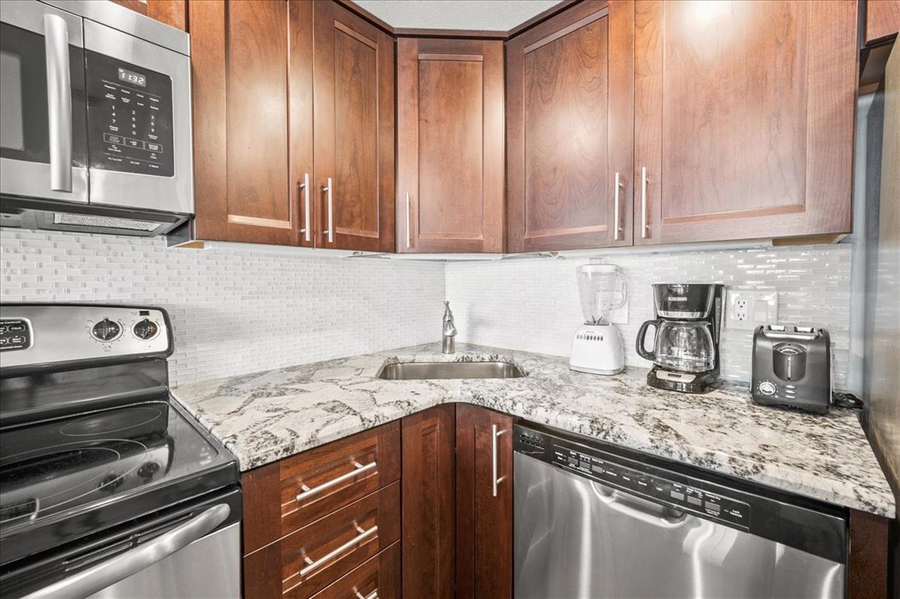HSRC 513 Kitchen With Stainless Steel Appliances