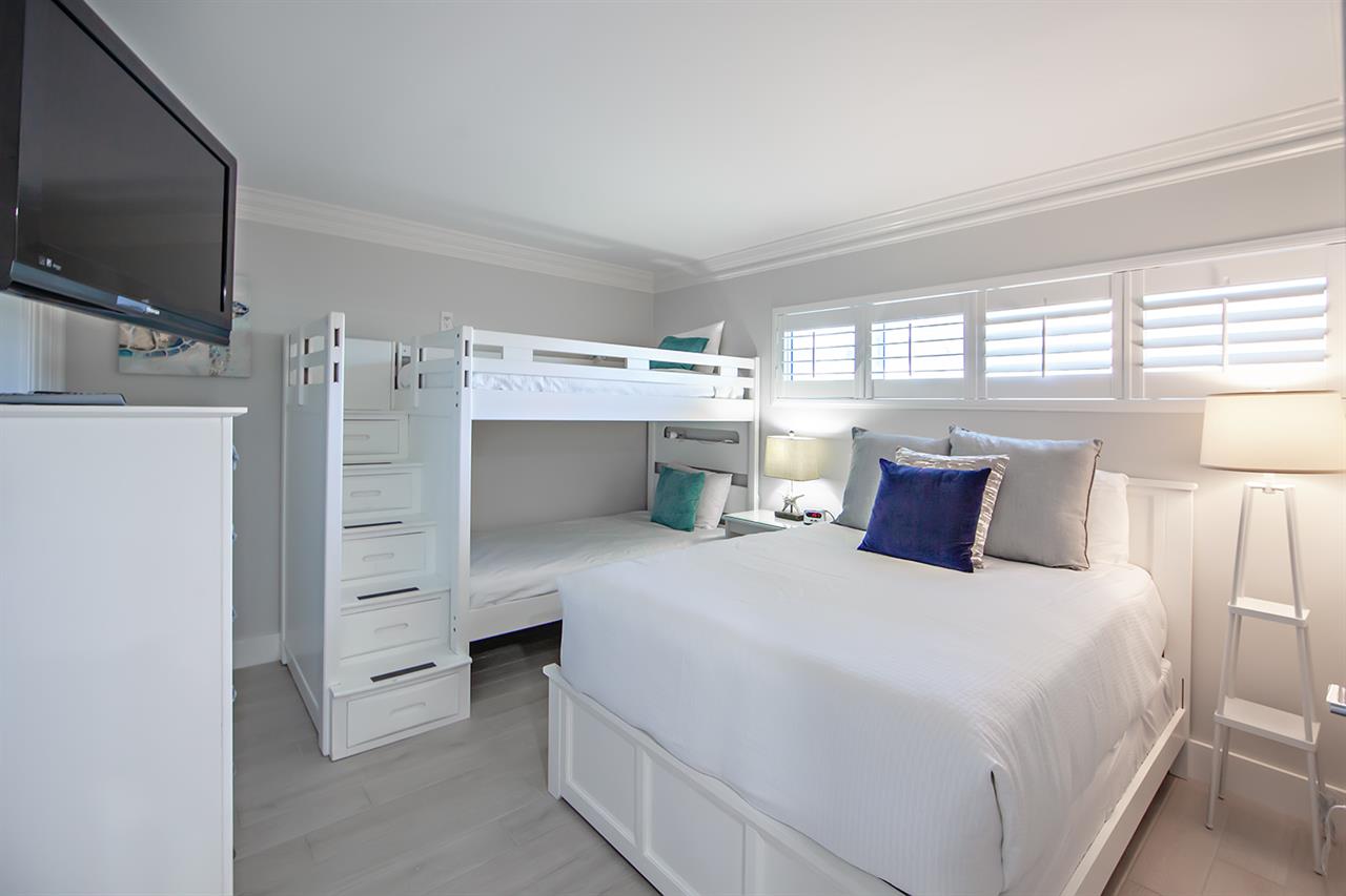HSRC 104 Second Bedroom With Bunk beds and Full Bed