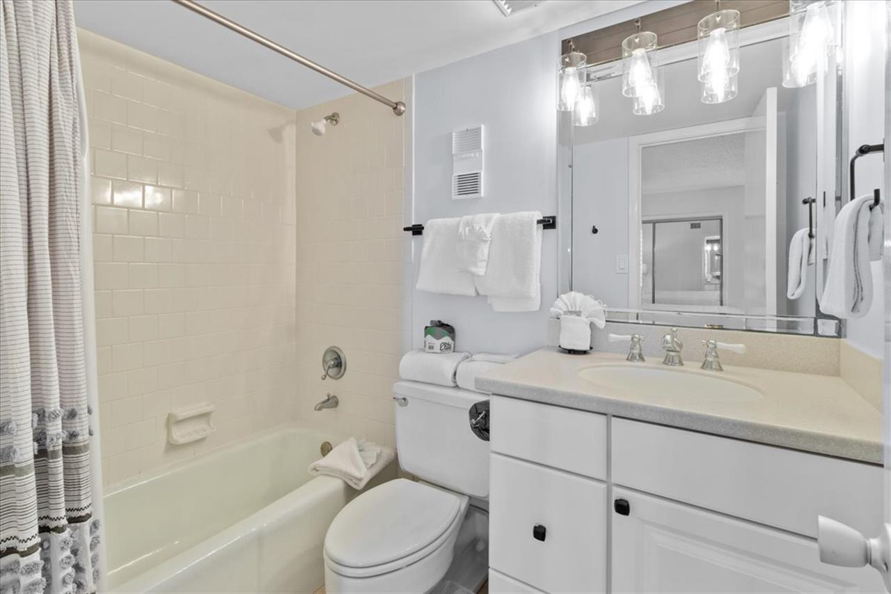 HSRC 213 Master Bathroom with TubShower Combo