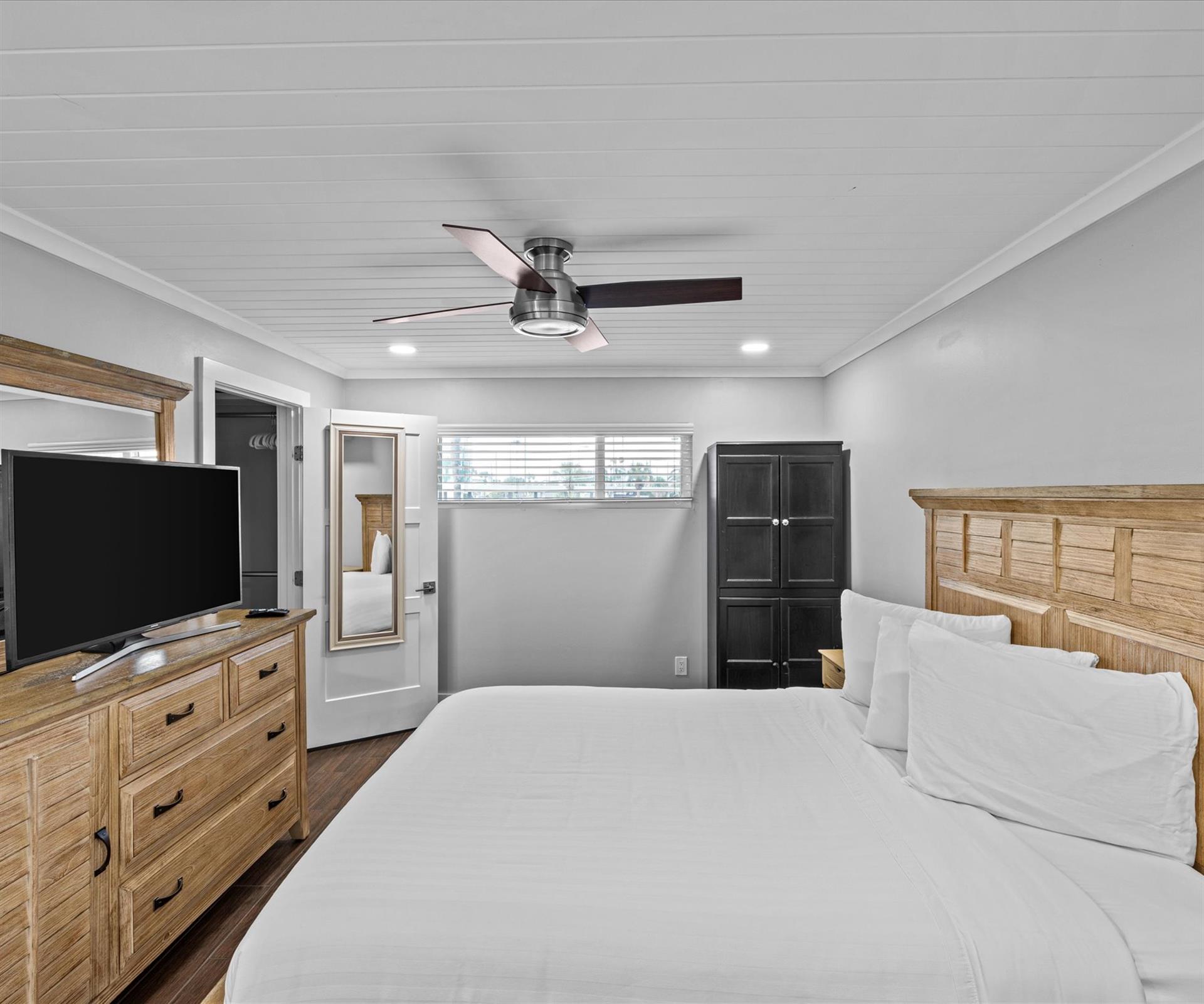 HSRC 109 Bedroom With Queen Bed