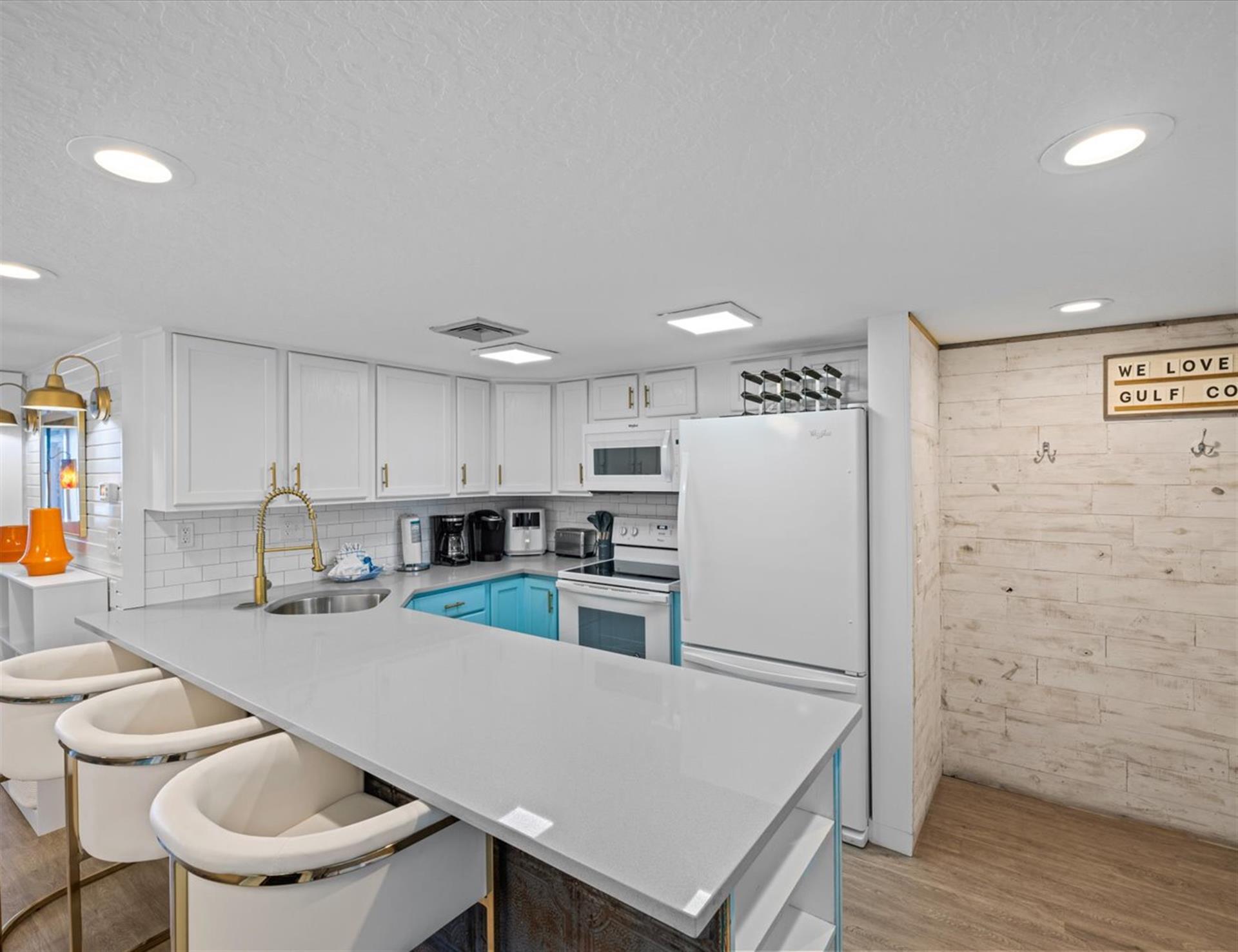 HSRC 321 Breakfast Bar Kitchen